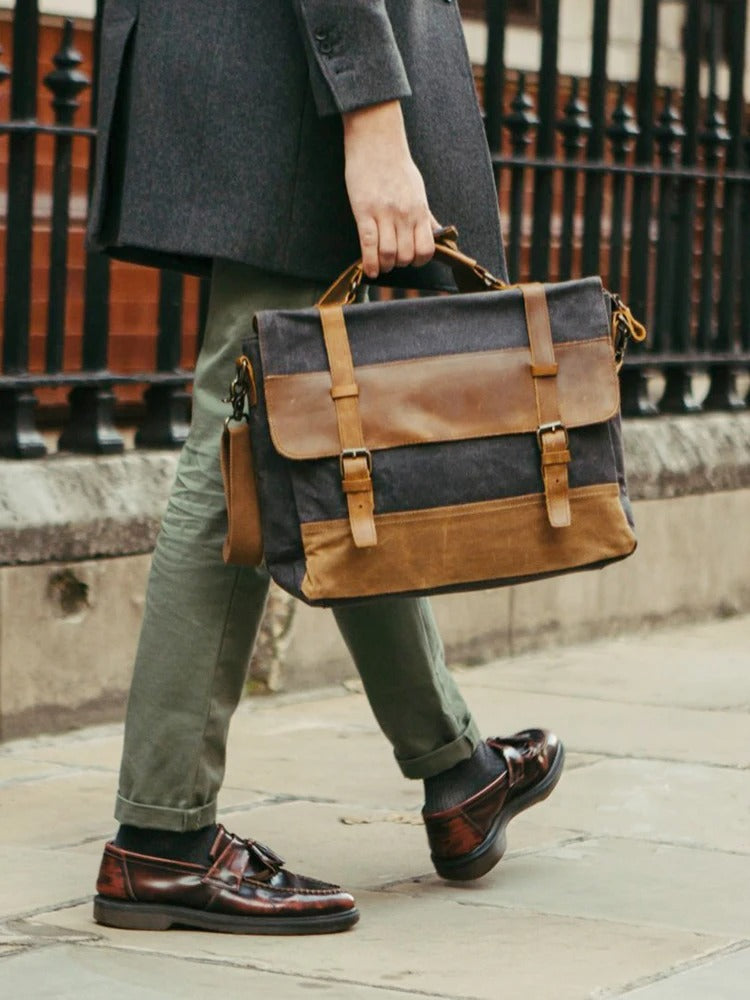 Oakern Voyager Messenger – Waxed Canvas & Leather Laptop Bag